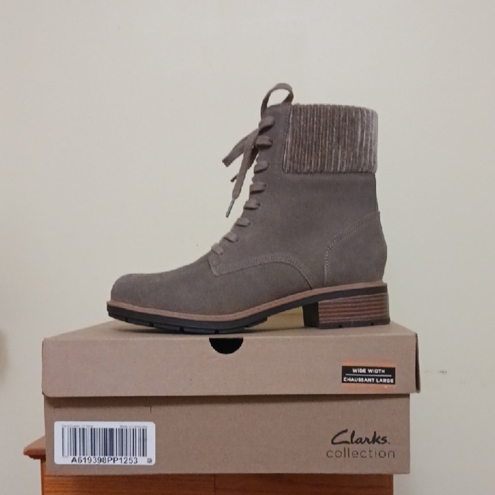 NWT Clarks Taupe Combat Moto Boots with Lace-Up Design and a Side Zipper 10W
